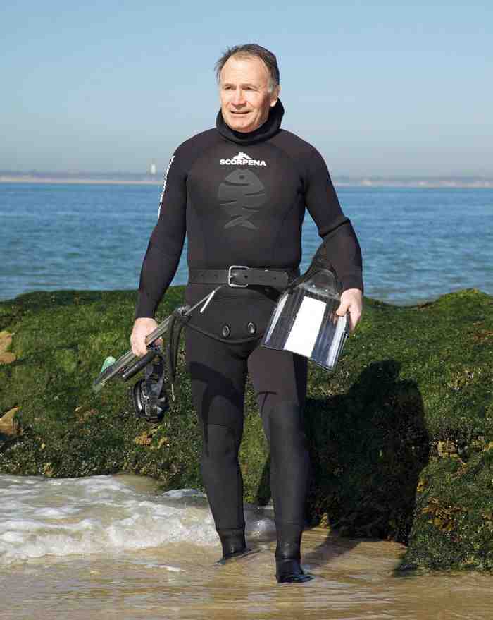 Знаменитый Жаки Миларес - автор кроя костюмов SCORPENA - тестирует свое творение